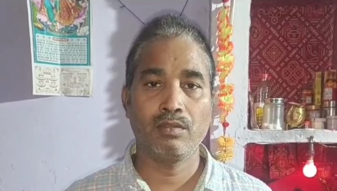 Gorakhpur के ऑटो ड्राइवर को आत्मा से आई आवाज,भारत रत्न लेने के लिए कमिश्नर से लेकर DM-SDM तक को काम पर लगाया Gorakhpur के ऑटो ड्राइवर को आत्मा से आई आवाज,भारत रत्न लेने के लिए कमिश्नर से लेकर DM-SDM तक को काम पर लगाया