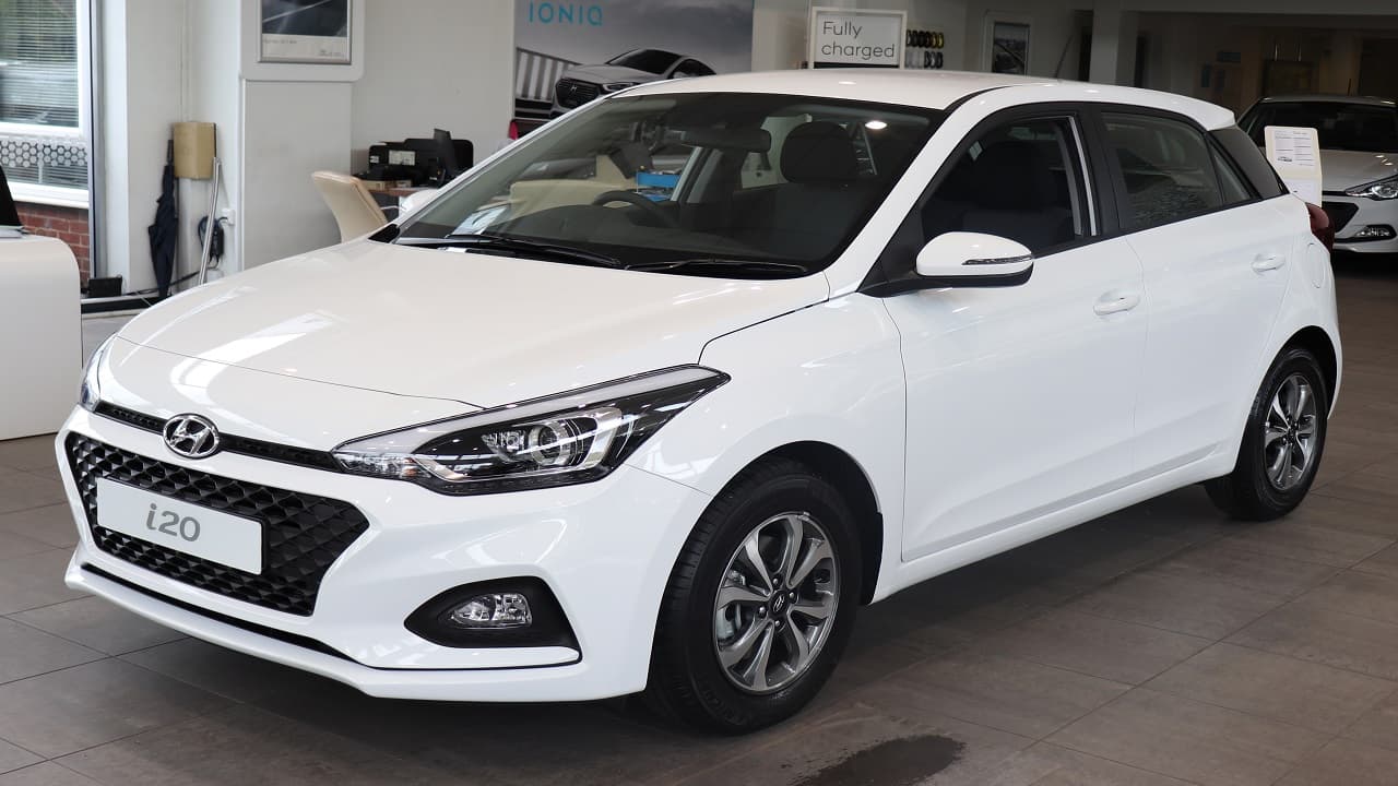 1 लाख रुपये में मिल रही Hyundai i20! धड़ाधड़ खरीद रहे लोग