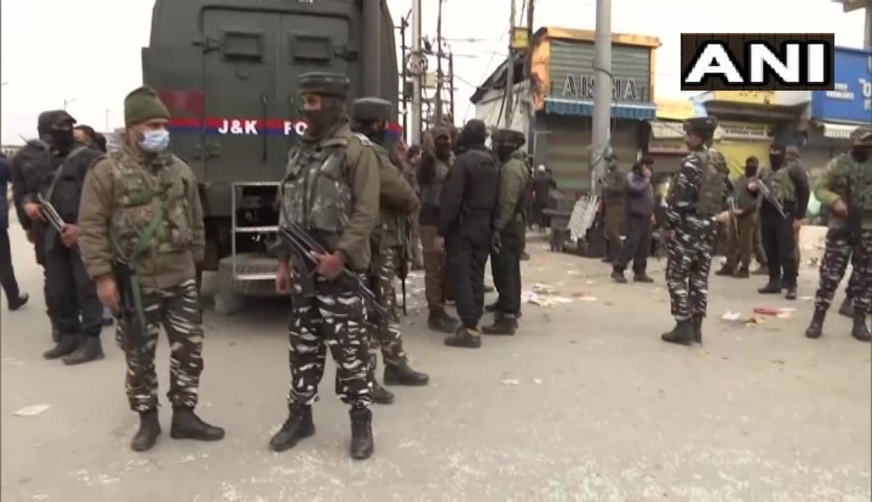 जम्मू-कश्मीर के श्रीनगर में आतंकियों के ग्रेनेड हमले में दो की मौत, 33 से अधिक लोग घायल