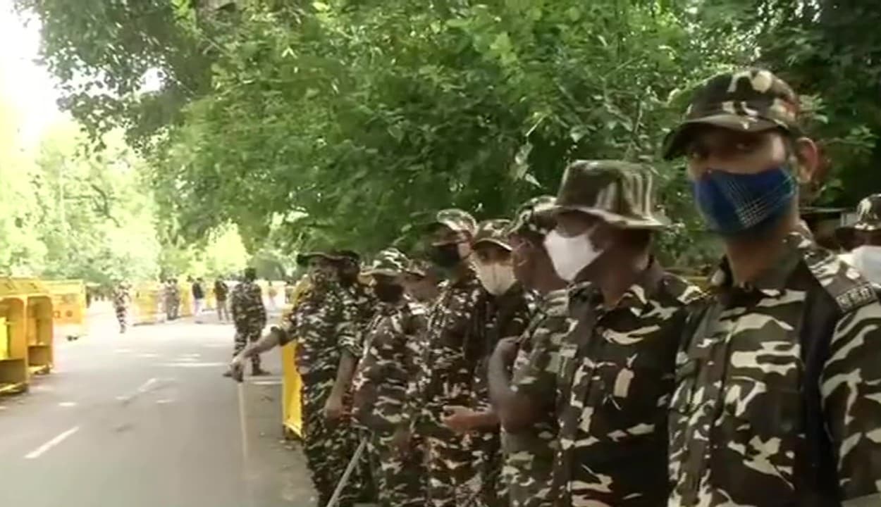 लखनऊ में सीएम योगी आदित्यनाथ के आवास की सुरक्षा की गई और सख्त, क्यों आई 72 CRPF जवान तैनात करने की नौबत?