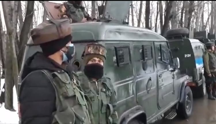 जम्मू-कश्मीर : कुलगाम सेक्टर में सुरक्षा बलों के साथ 8 घंटे चली मुठभेड़ में दो आतंकवादी ढेर