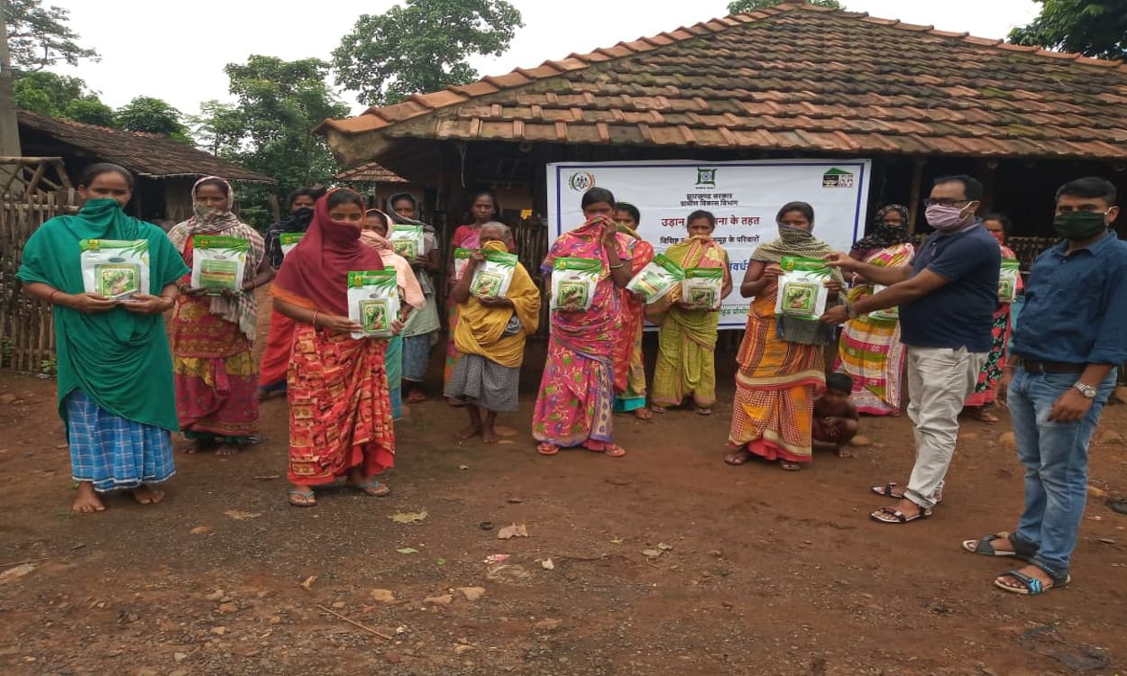 करीब 4 लाख प्रवासियों को खेती-बारी से जोड़ने की कोशिश, 50 फीसदी सब्सिडी पर ग्रामीण महिलाओं को मिला बीज