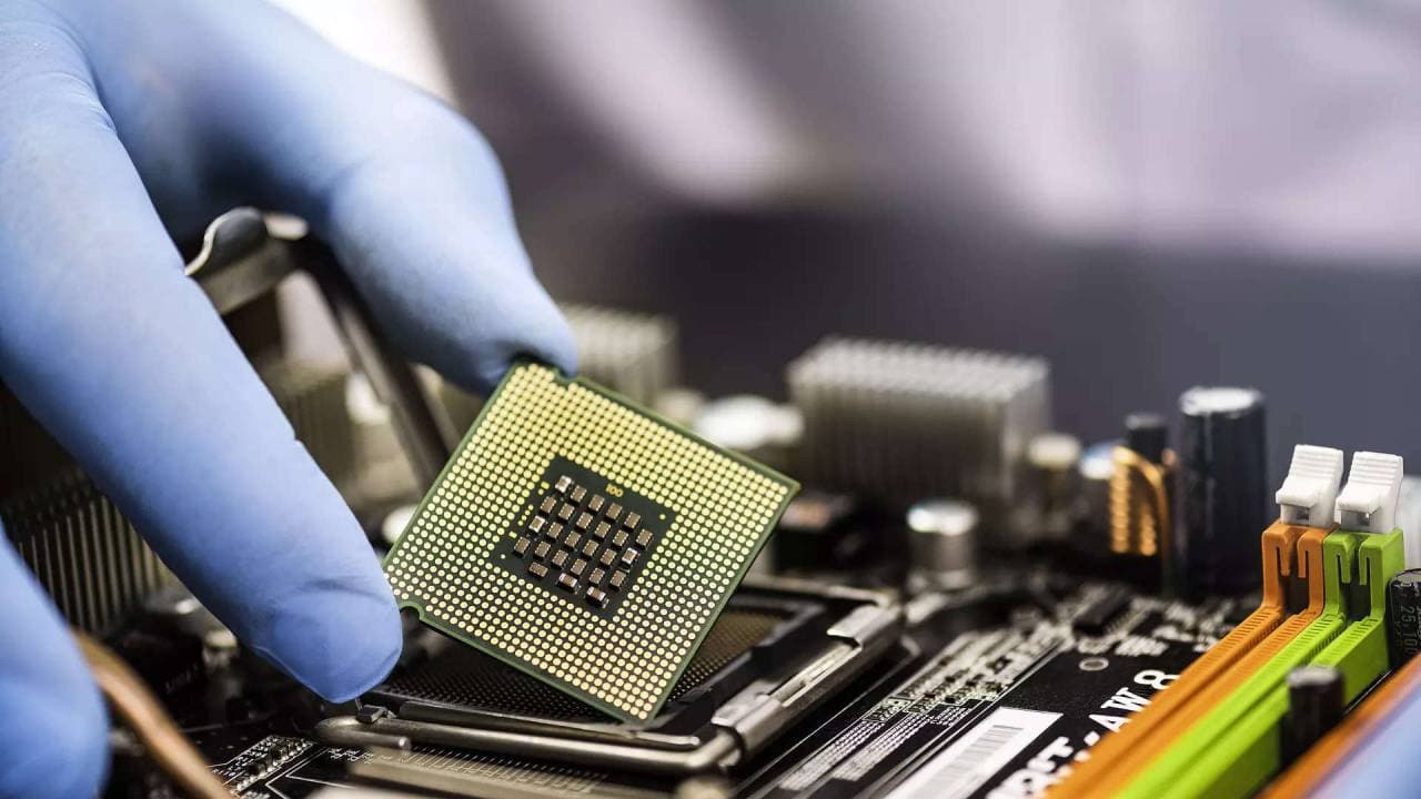 सेमीकंडक्टर प्लांट लगाने के लिए फॉक्सकॉन और वेदांता का इंतजार कर रही सरकार