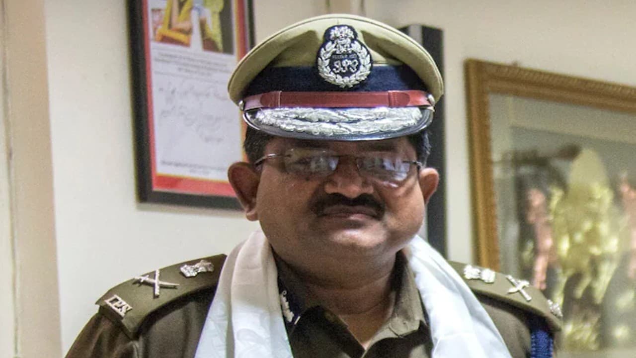 सुकेश चंद्रशेखर के आरोप के बाद तिहाड़ जेल के पूर्व डीजी संदीप गोयल निलंबित, गृह मंत्रालय ने की कार्रवाई