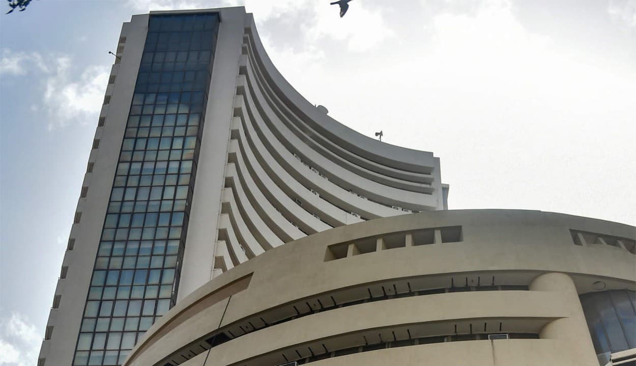 300 अंक टूटकर बंद हुआ BSE का सेंसेक्स, निफ्टी हुआ 16450 पर बंद
