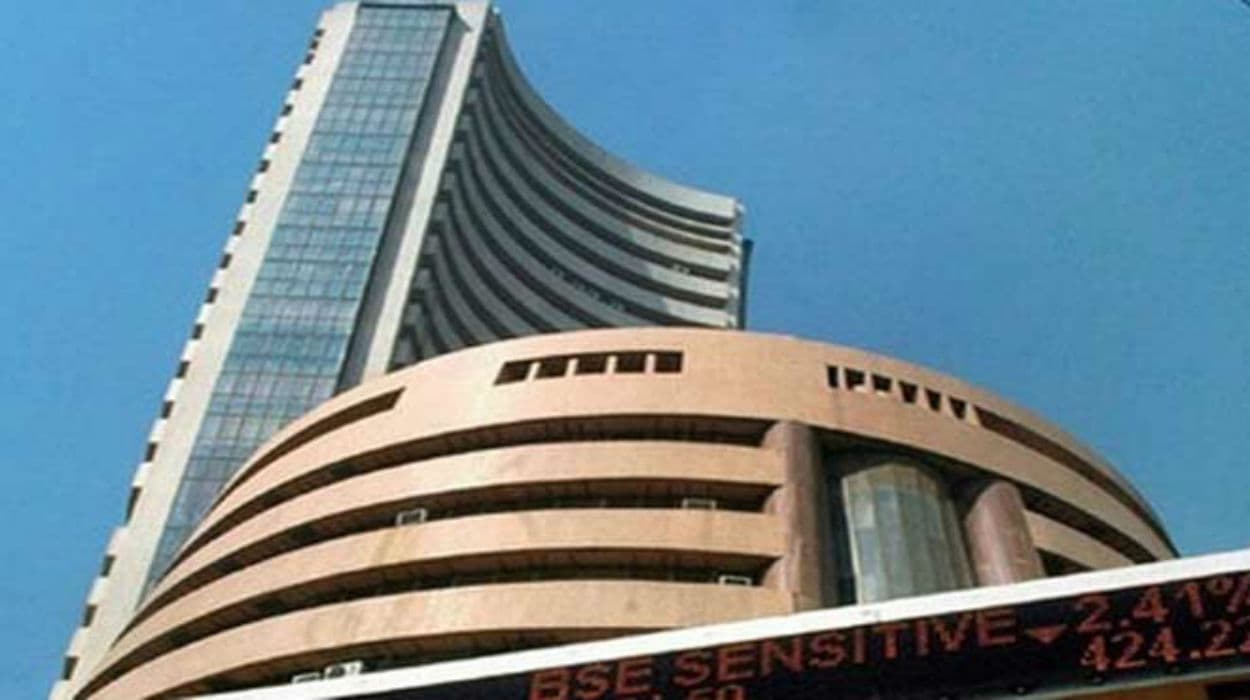 Share Market News: शुरुआती कारोबार में 300 अंकों की बढ़त के साथ खुला सेंसेक्स, निफ्टी 18300 के पार