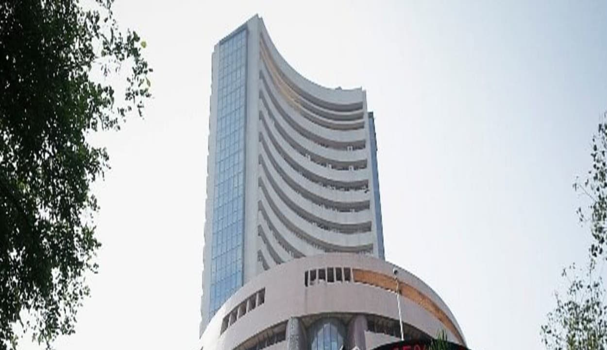 वित्तीय कंपनियों के जलवे से शेयर बाजार बमबम, सेंसेक्स पहली बार 52,000 के पार, निफ्टी भी रिकॉर्ड हाई पर
