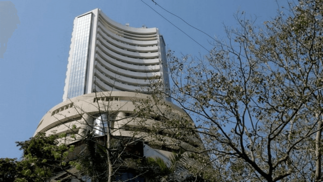 स्टॉक मार्केट लगातार चौथे दिन हाहाकार :  927 अंक लुढ़का सेंसेक्स, निफ्टी ने 4 महीने की तलहटी में लगाया गोता