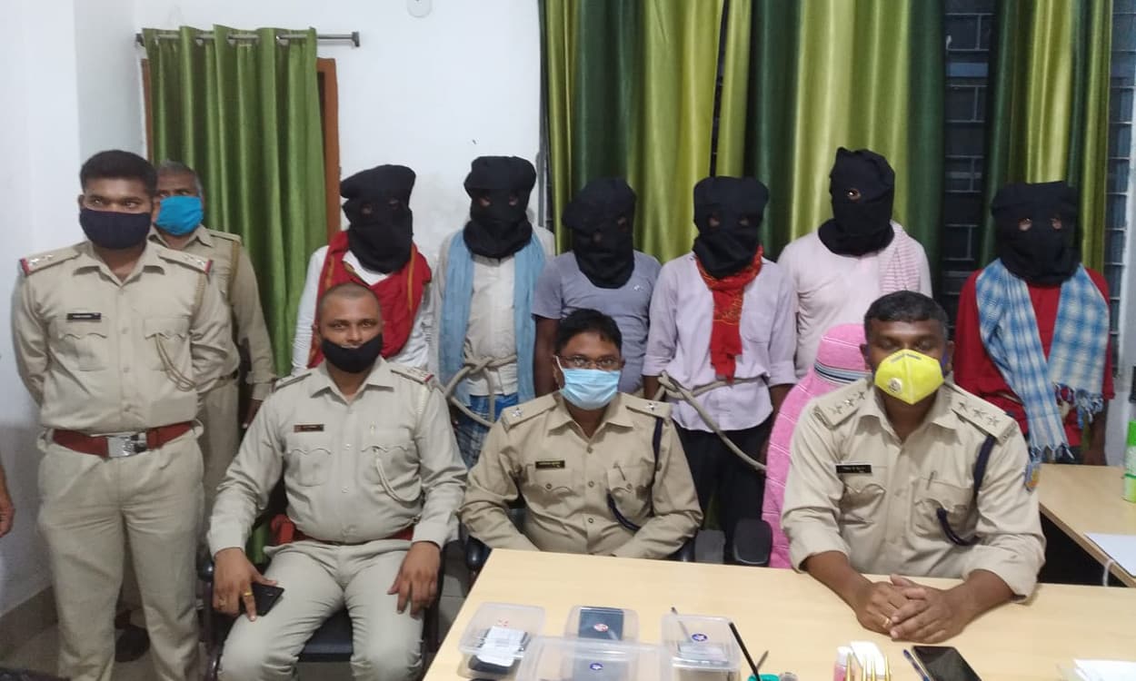 रंगदारी मांगने और हवाई फायरिंग के मामले में 6 आरोपी गिरफ्तार, देसी कट्टा व गोली बरामद