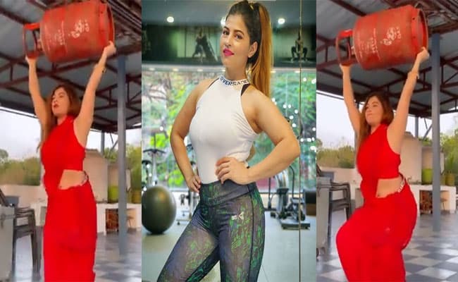 लाल साड़ी पहनकर इस खूबसूरत लड़की ने सिलेंडर से कुछ इस तरह किया Workout, यहां देखें Viral Video