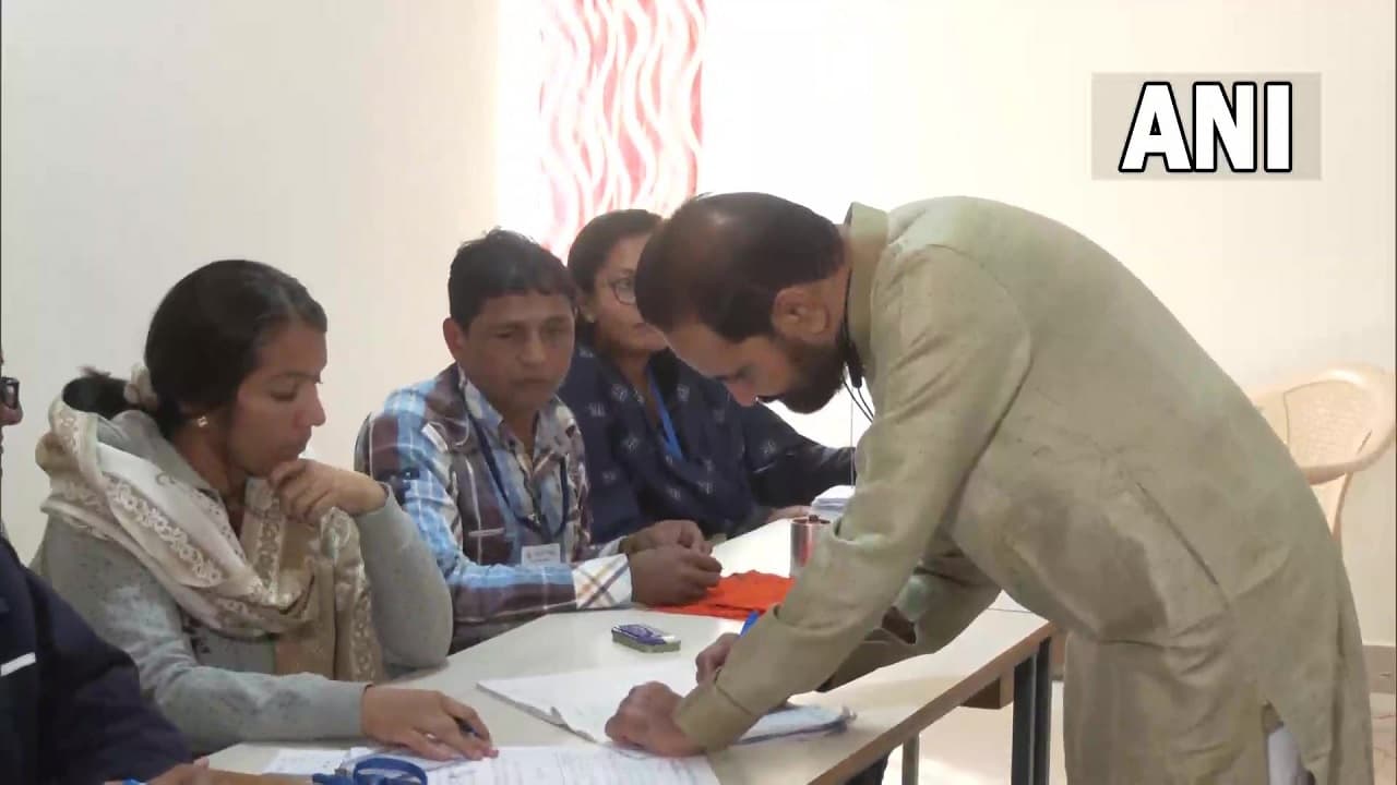 Gujarat Election 2022 : कांग्रेस के राज्यसभा सांसद शक्तिसिंह गोहिल ने किया मतदान, CM पद का है चेहरा!