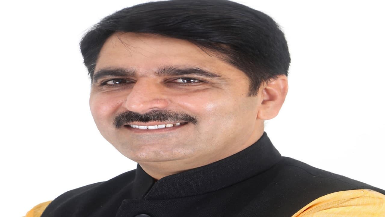 Gujarat Election 2022: शंकर चौधरी ने 27 साल की उम्र में लड़ा था विधानसभा चुनाव, ऐसा रहा है सियासी सफर