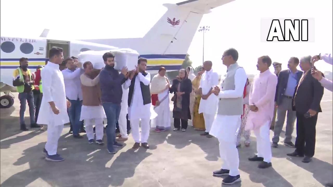 Sharad Yadav Last Rites: भोपाल से पैतृक गांव लाया गया शरद यादव का पार्थिव शरीर, आज होगा अंतिम संस्कार