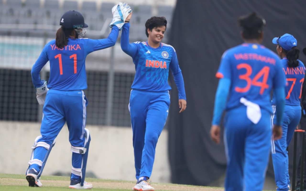 Watch: शेफाली वर्मा ने आखिरी ओवर में चटकाये चार विकेट, बांग्लादेश 87 रन पर हुआ ऑलआउट