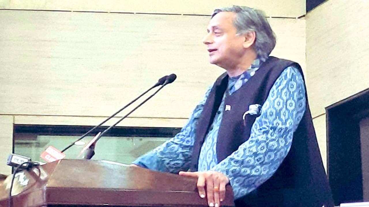 शशि थरूर ने अमित शाह के प्राइवेट अस्पताल में एडमिट होने पर उठाया सवाल, पूछा AIIMS में क्यों नहीं ?