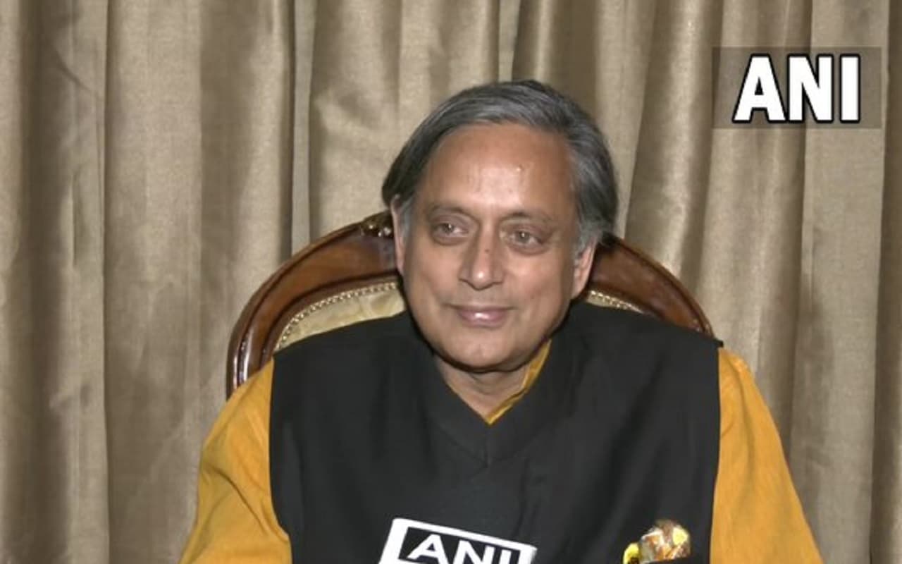 Congress President Election: शशि थरूर ने अपने प्रतिद्वंद्वी खड़गे पर कह दी बड़ी बात, बताया अपना विजन