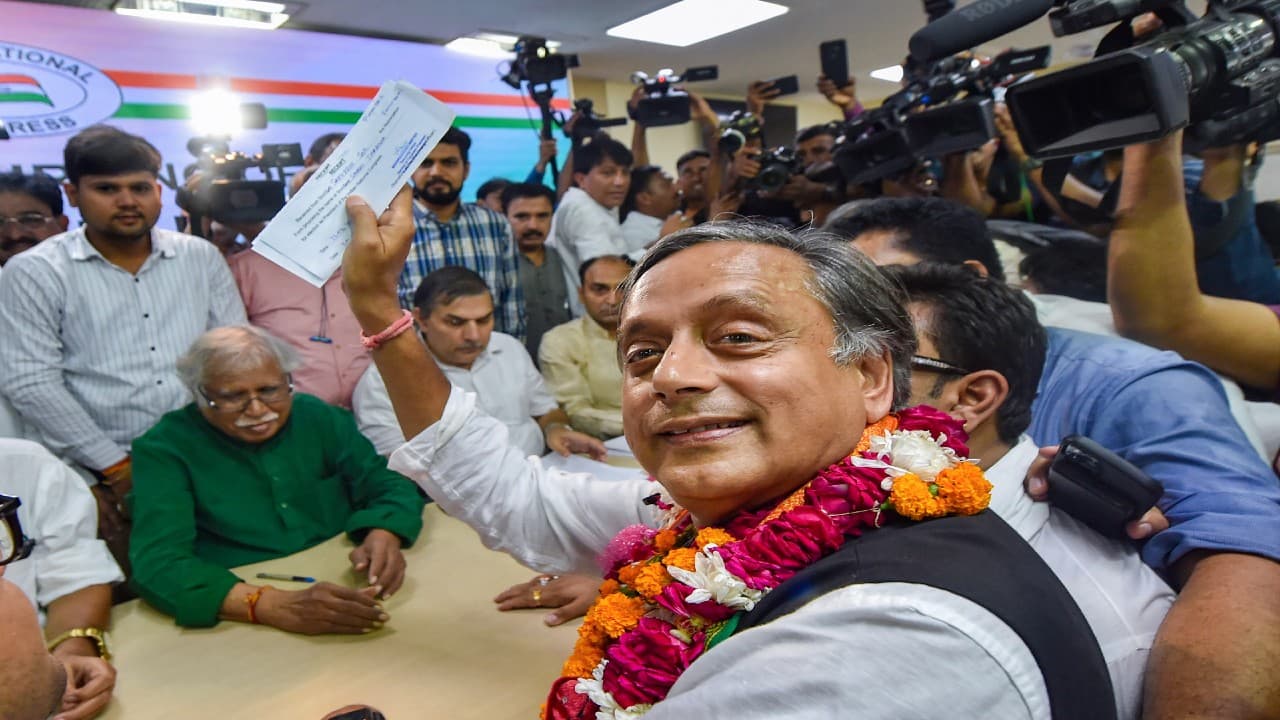 नॉमिनेशन बाद शशि थरूर ने खड़गे को 'कांग्रेस का भीष्म पितामह' कहा, बोले- उन पर गांधी परिवार का हाथ