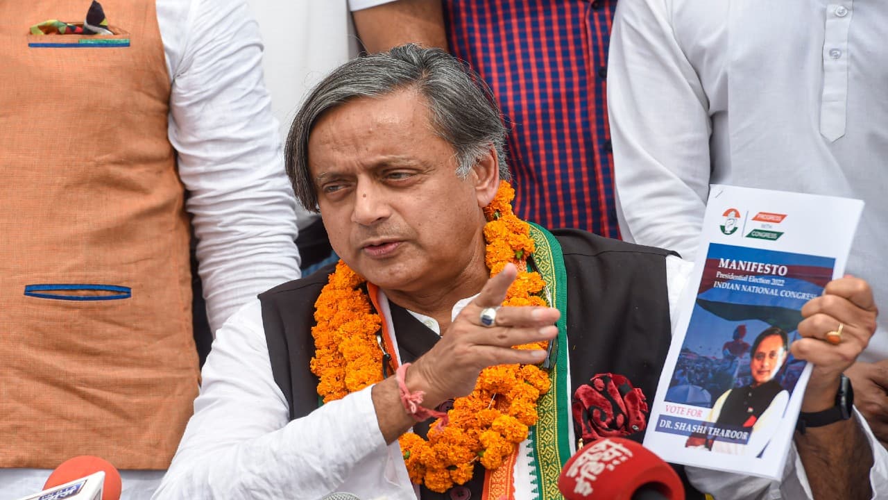 Shashi Tharoor: कांग्रेस कप्तान की रेस में शशि थरूर, जानें अब तक कैसा रहा सियासी सफर