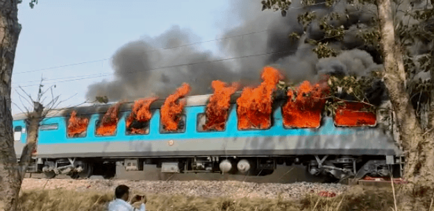Delhi-Dehradun Shatabdi Express Fire : दिल्ली-देहरादून शताब्दी एक्सप्रेस में लगी आग, मच गया हड़कंप