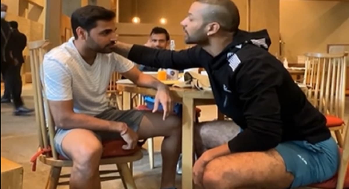 शिखर धवन ने गुस्से में पकड़ ली भुवनेश्वर कुमार की गर्दन, युजवेंद्र चहल देख रह गये दंग, वीडियो वायरल