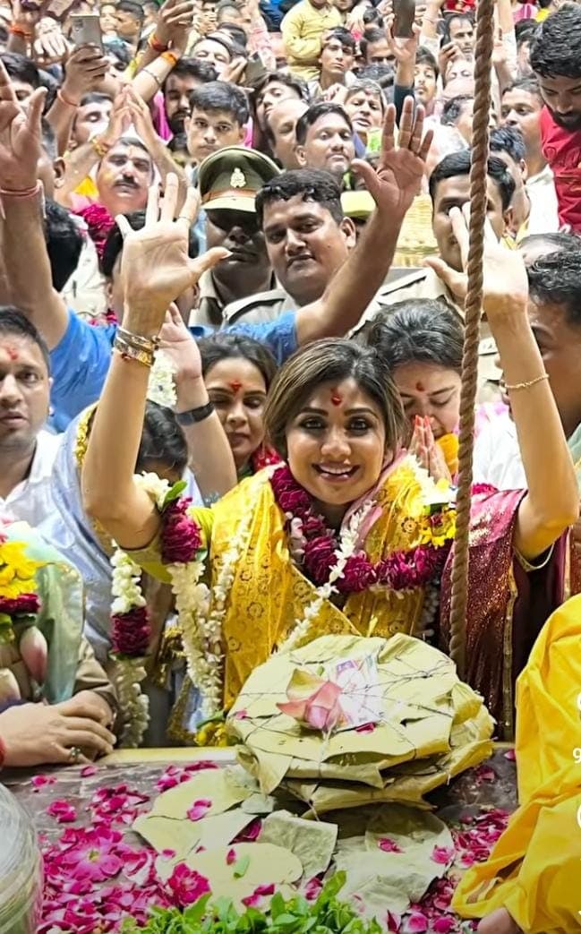 बॉलीवुड अभिनेत्री शिल्पा शेट्टी ने बांके बिहारी के किए दर्शन, राधे-राधे बोल भक्ति में हो गईं लीन