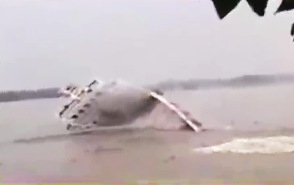 जहाज से टकराने के बाद बांग्लादेशी नाव हुगली नदी में डूबी