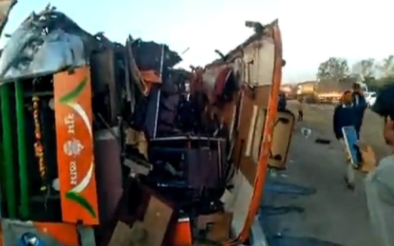 Shirdi Bus Accident: महाराष्ट्र के नासिक में भीषण हादसा, बस और ट्रक की टक्कर, 10 की मौत