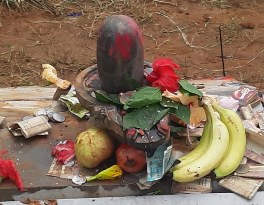 पाइपलाइन बिछाने के लिए चल रही खुदाई के दौरान निकला शिवलिंग, मंदिर बनाने पर अड़े ग्रामीण