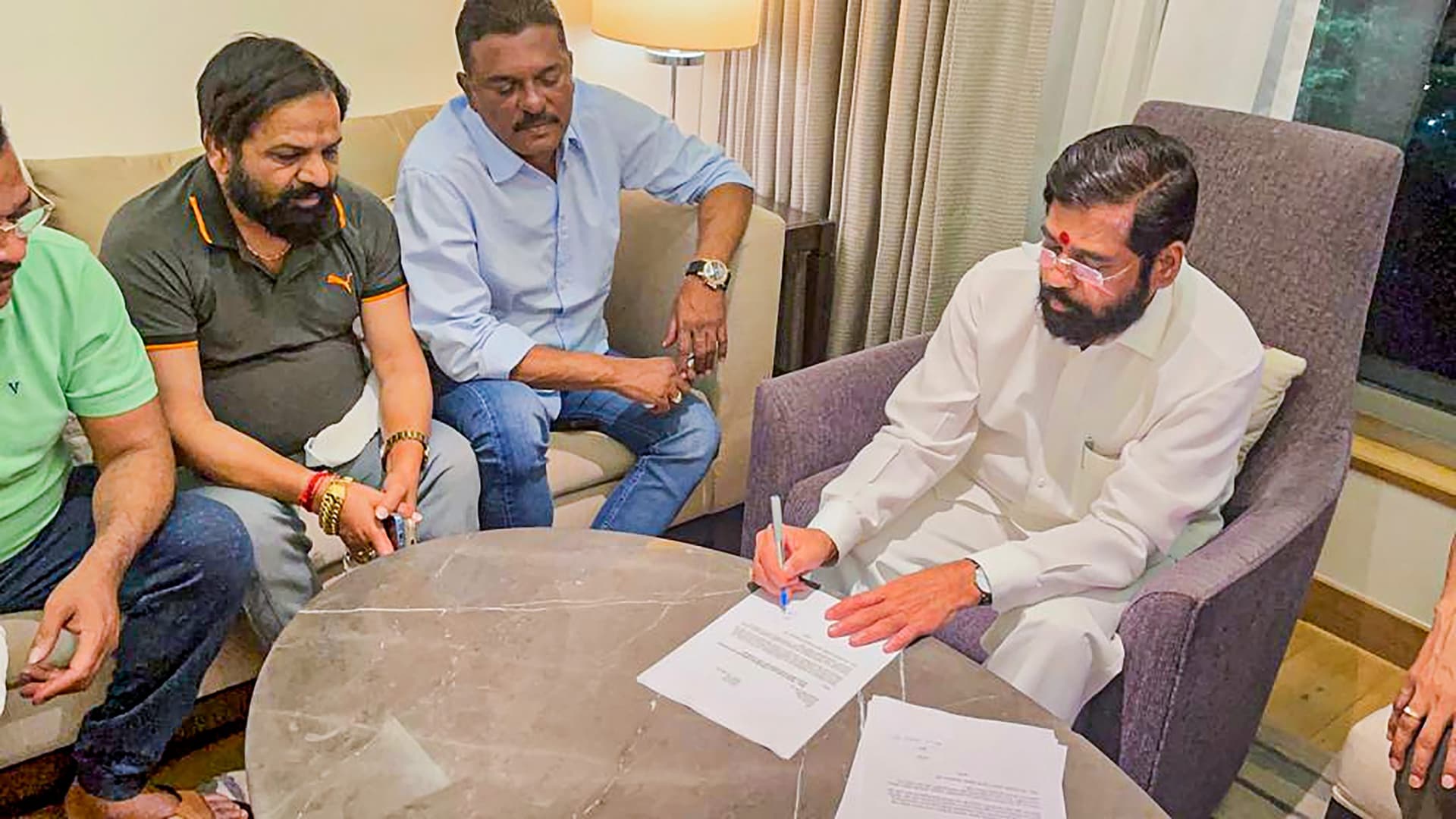 Maharashtra Political Crisis: एकनाथ शिंदे गुट ने फोड़ा 'लेटर बम', उद्धव ठाकरे पर लगाया गंभीर आरोप