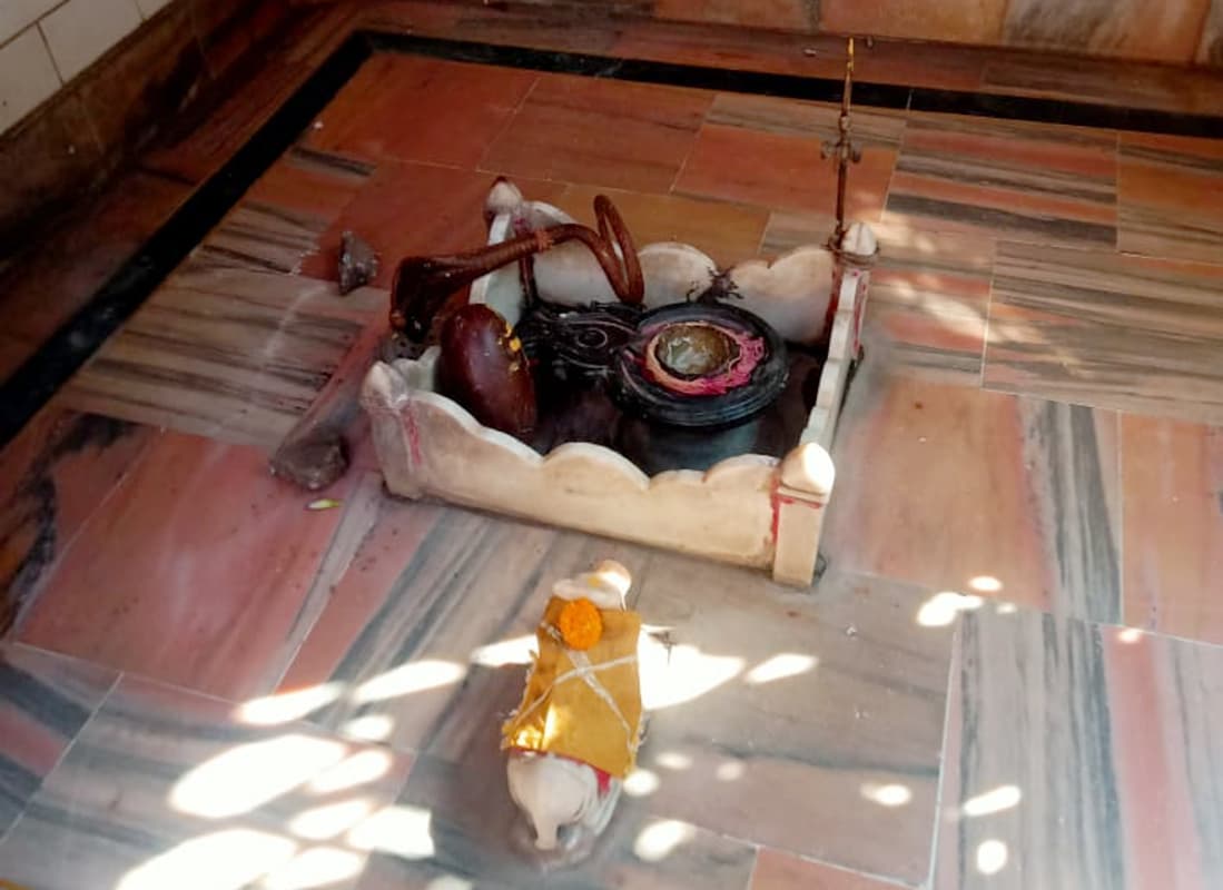 शिवलिंग से छेड़छाड़ के बाद रांची में तनाव, रंगरेज गली में पुलिस बल तैनात, दुकानें बंद