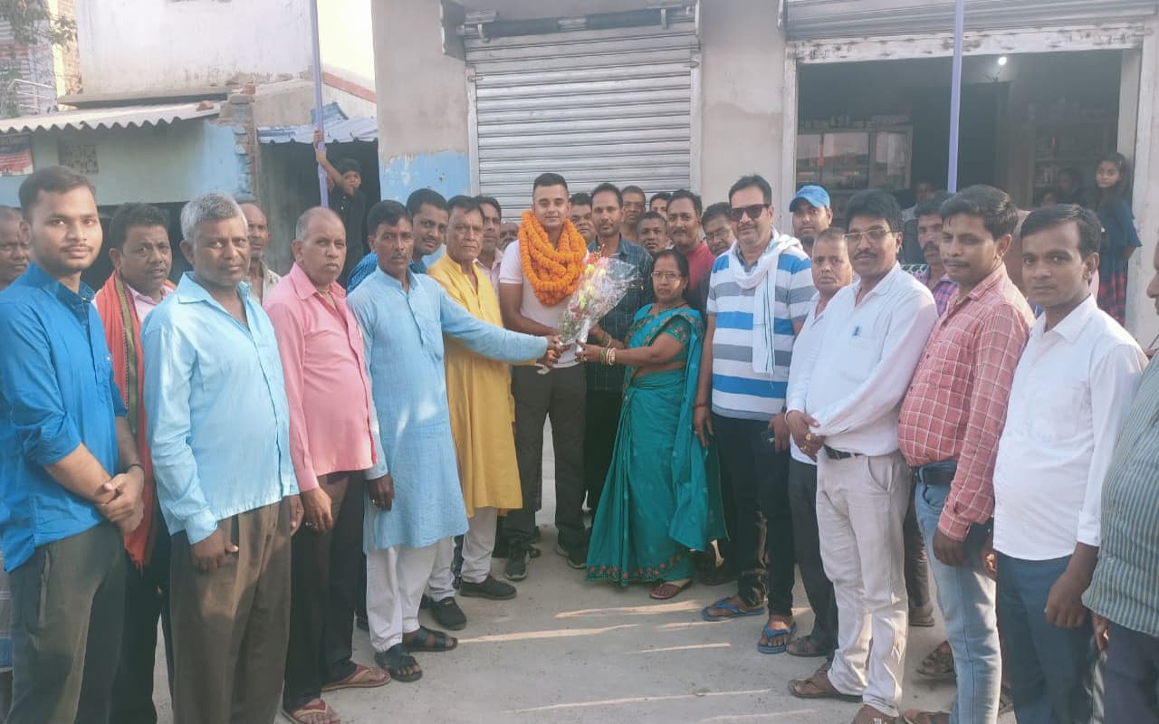 झारखंड : पीएम मोदी के हाथों सम्मानित होने वाला एनसीसी कैडेट शिवम पहुंचा इचाक, मिला सम्मान