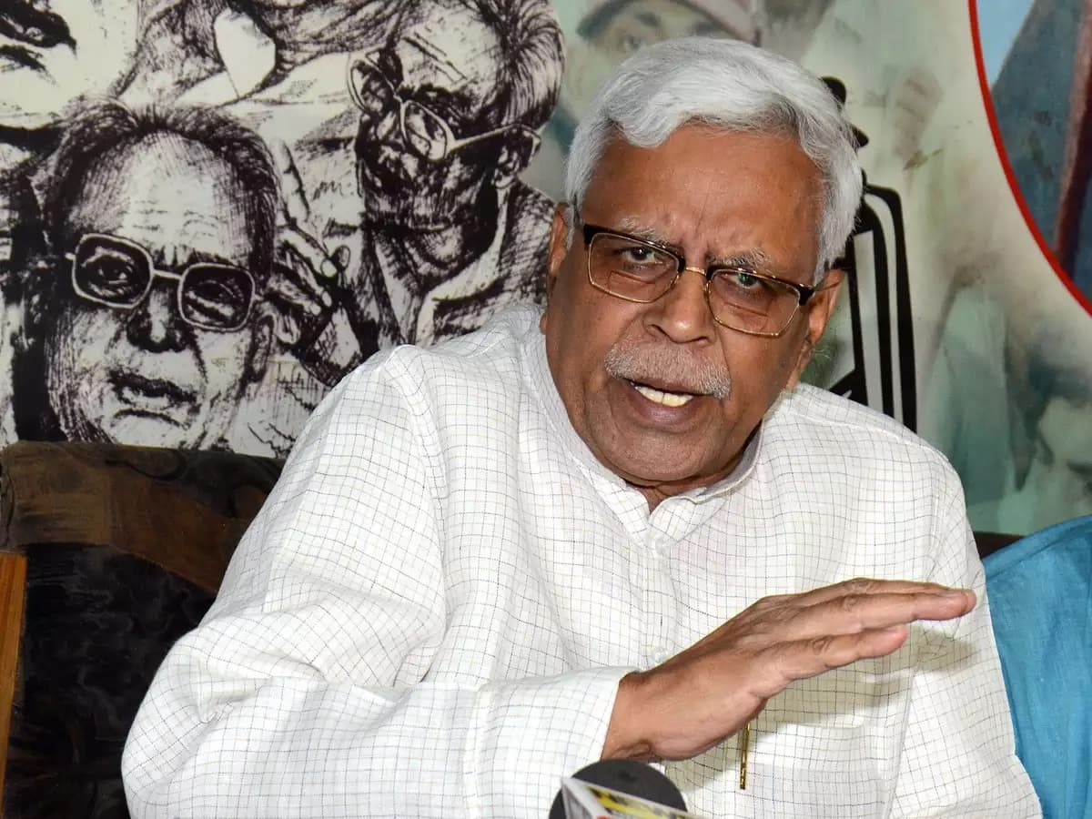 धरने पर बैठीं ममता बनर्जी का राजद ने किया समर्थन, चुनाव आयोग को लेकर कह दी बड़ी बात