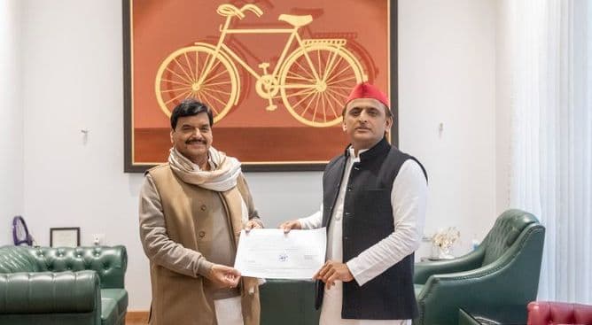UP Chunav 2022: अखिलेश यादव ने चाचा शिवपाल को दिया बड़ा 'सम्मान', बनाया समाजवादी पार्टी का स्टार प्रचारक