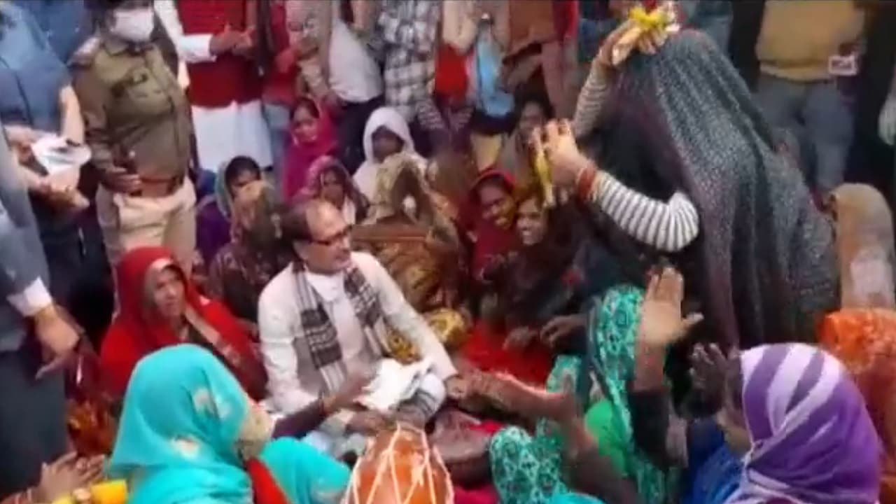 Madhya Pradesh News: सीएम शिवराज सिंह चौहान बैठकर बजाने लगे वाद्य यंत्र, झूमने लगी महिलाएं