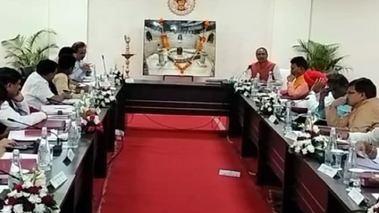 MP में महाकाल ने की कैबिनेट की अध्यक्षता, शिवराज ने देवता के लिए छोड़ी कुर्सी, बोले- बाबा राजा, हम सेवक
