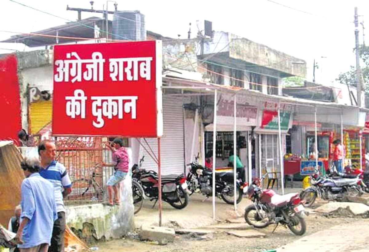 लॉकडाउन ने शराबियों का बिगाड़ा जायका, कहीं लूट रहे हैं दुकान, तो कहीं कर रहे तस्करी