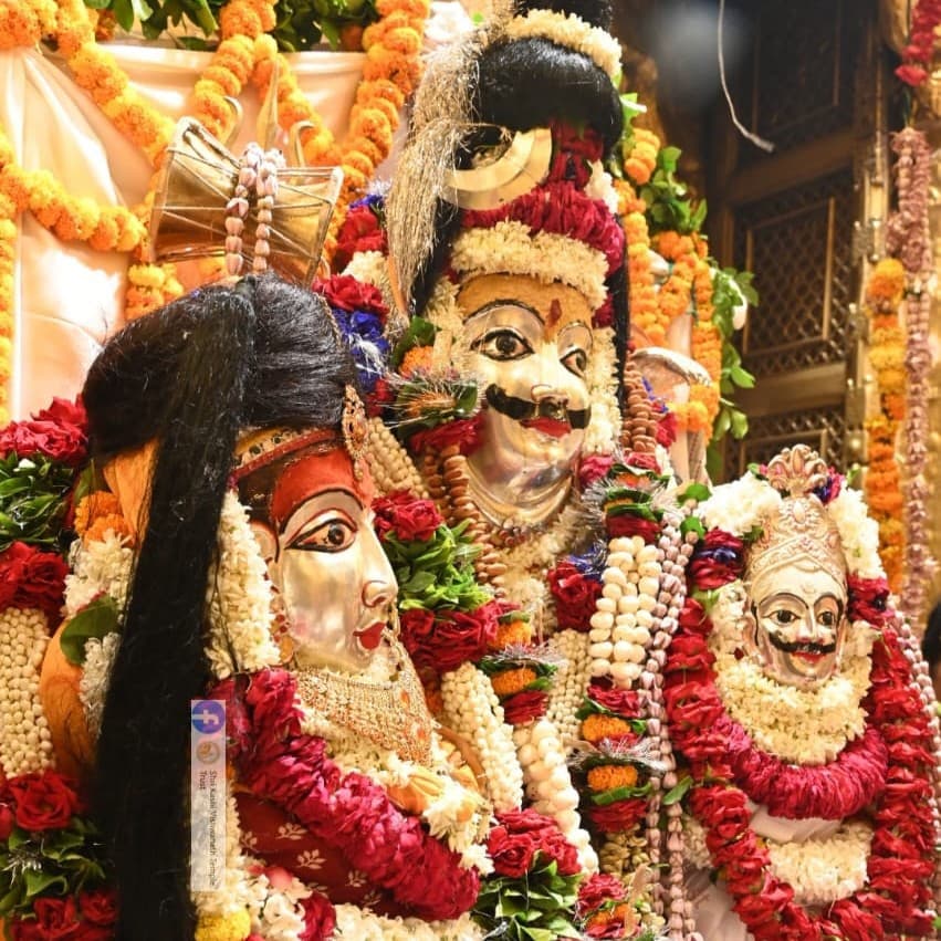 वाराणसी: सावन में मन मोह रहा काशी पुराधिपति का दिव्य श्रृंगार, श्रद्धालु हो रहे निहाल, देखें अद्भुत तस्वीरें