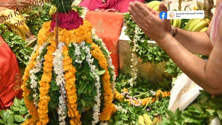 Sawan 2023: काशी विश्वनाथ के दर्शन से भक्त हुए निहाल, कांवरियों ने आराध्य को चढ़ाया गंगाजल, देखें तस्वीरें…