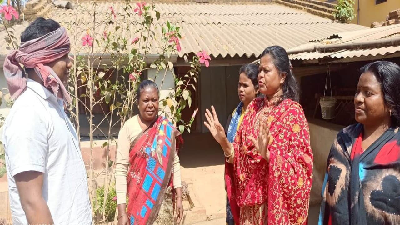 Women's Day 2021 : शराब बनाने- बेचने वालों को जागरूक करने में जुटी दुमका की सुष्मिता, इसके दुष्प्रभाव की हर दिन दे रही जानकारी