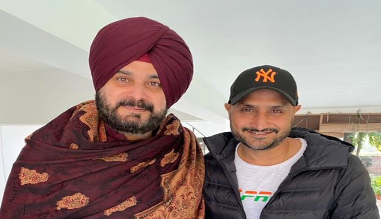 हरभजन सिंह अब राजनीति की पिच पर चौके-छक्के जड़ सकते हैं, सिद्धू के फोटो ट्वीट के बाद अटकलों का बाजार गर्म
