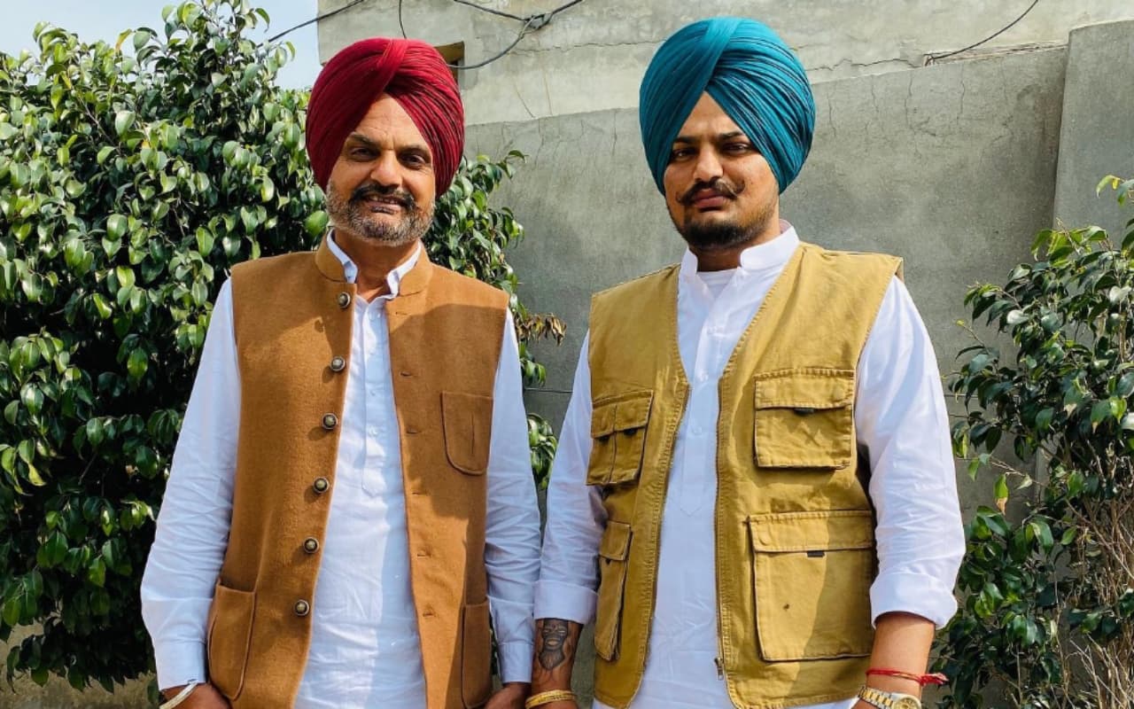 पंजाब विधानसभा के बाहर धरने पर बैठे सिद्धू मूसेवाला के माता-पिता, बोले- मामले की CBI जांच होनी चाहिए