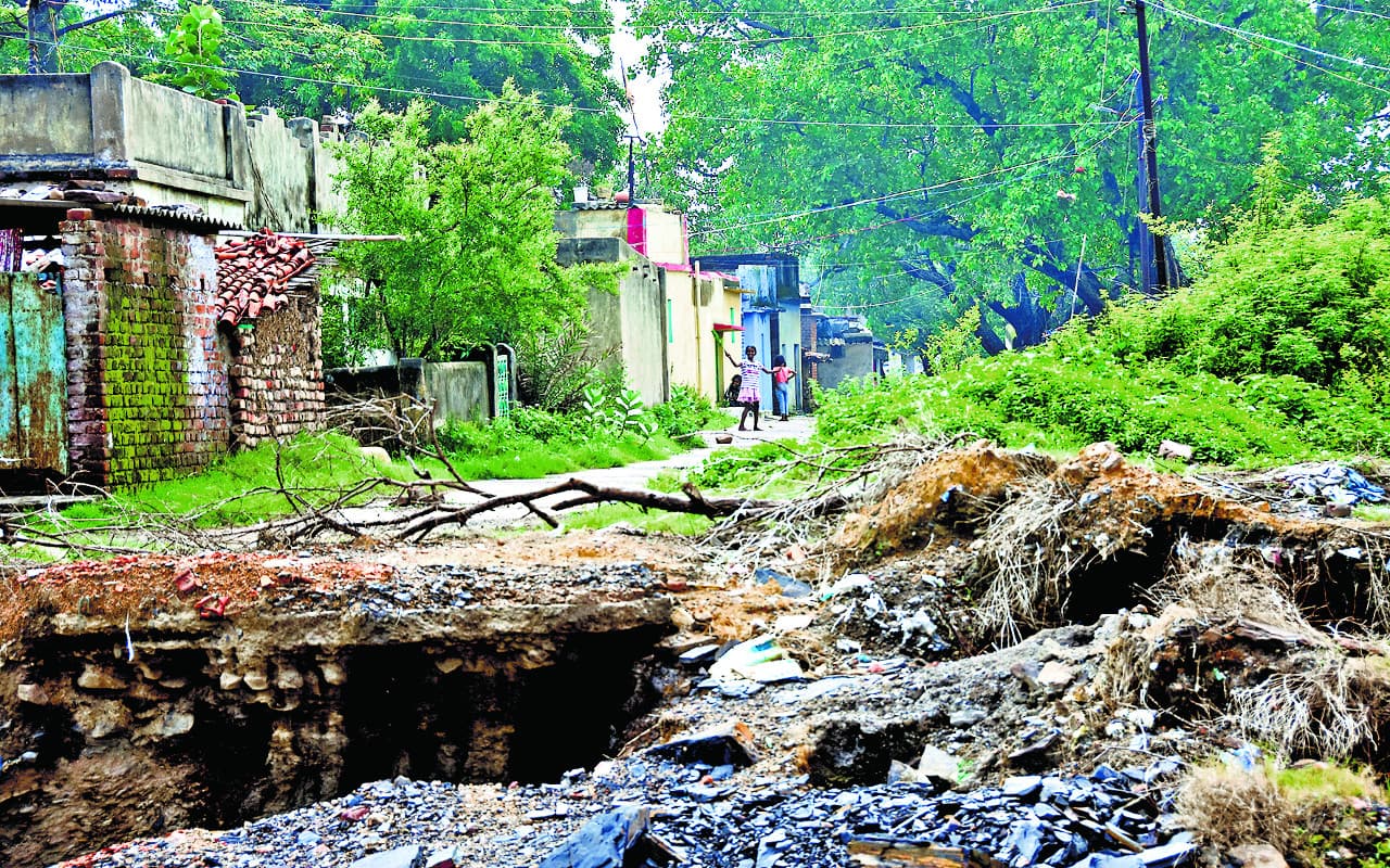 PHOTOS: कोयलांचल का ऐसा इलाका जहां गैस का लगातार हो रहा रिसाव, धंस रही धरती, भोजन-पानी के लिए परेशान हैं लोग