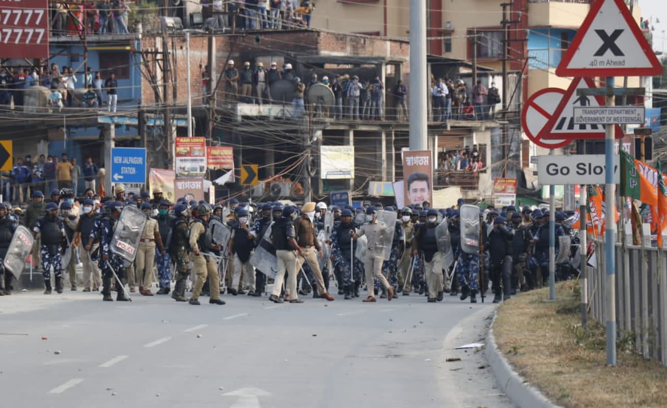 VIDEO: पश्चिम बंगाल सरकार के खिलाफ प्रदर्शन कर रहे भाजपा युवा मोर्चा के कार्यकर्ताओं पर सिलीगुड़ी में आंसू गैस के गोले दागे, एक की मौत