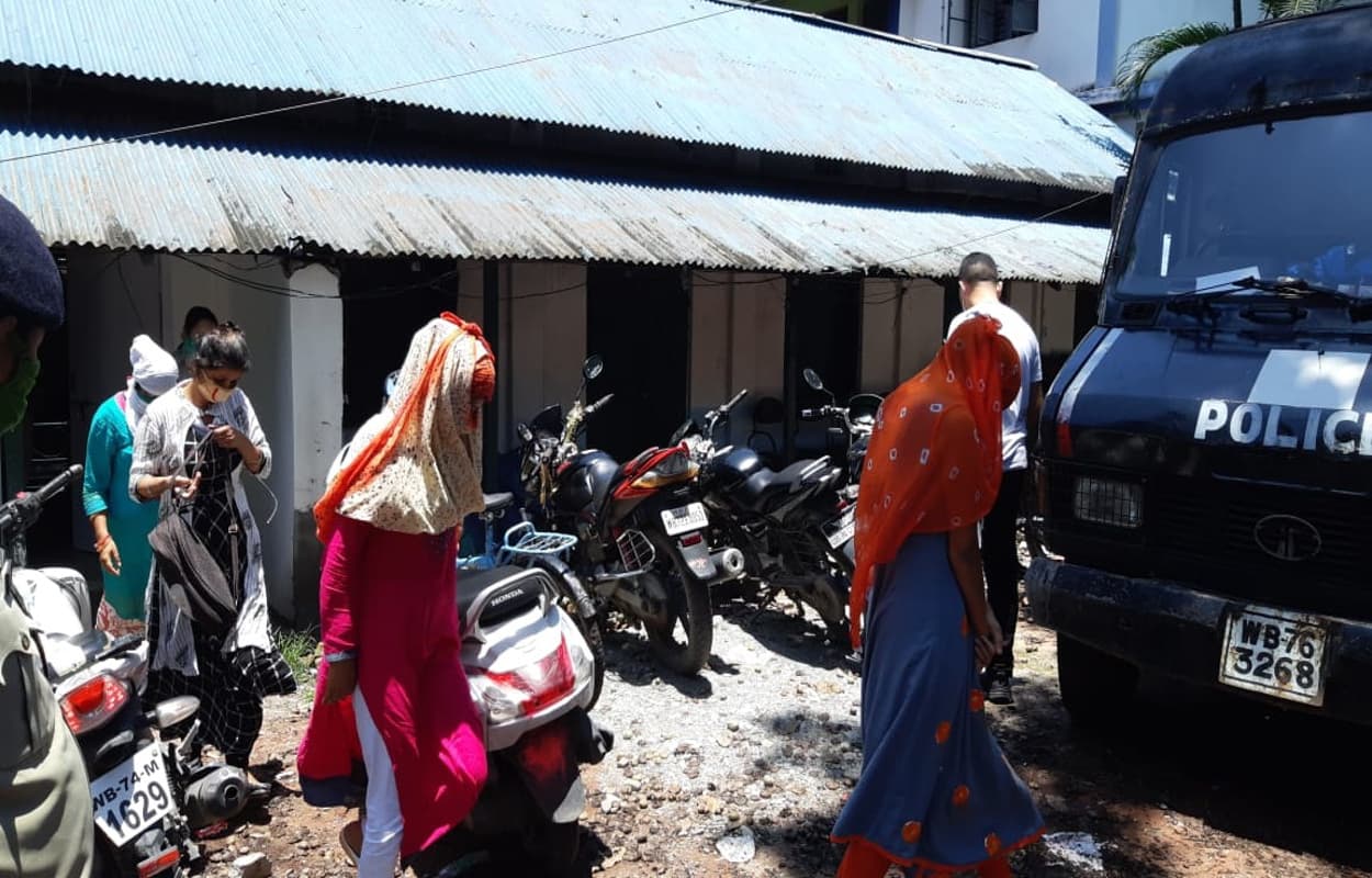 फ्लैट में चल रहा था देह व्यापार, 6 युवक- युवतियां समेत 8 लोग गिरफ्तार