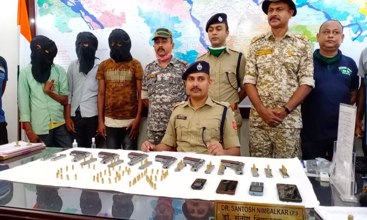 कूचबिहार में 3 लोगों की गिरफ्तारी, पुलिस ने 6 पिस्टल, 12 मैगजीन और 80 कारतूस किया बरामद