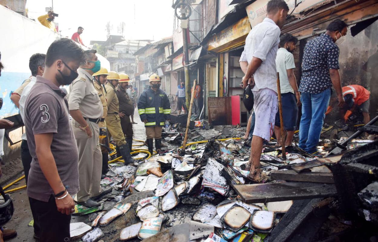 महावीर स्थान बाजार में लगी आग, 7 दुकान जलकर खाक, लाखों का नुकसान, पर्यटन मंत्री ने घटनास्थल का लिया जायजा