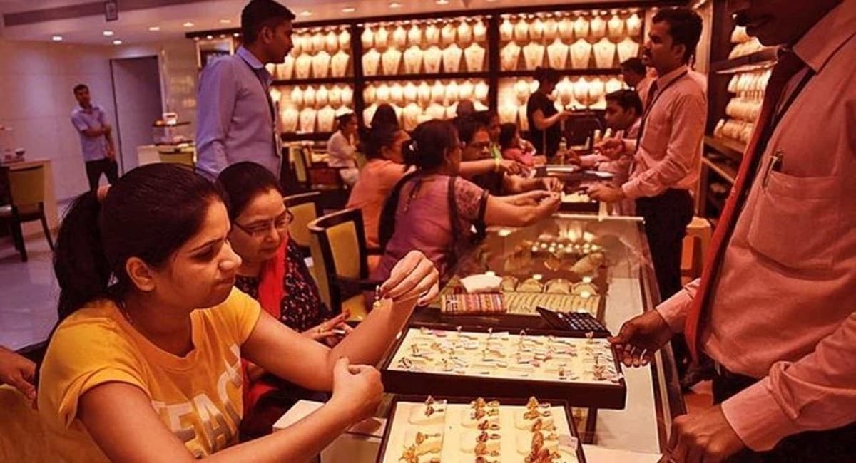 Gold-Silver Price: धनतेरस से पहले सोना-चांदी खरीदने का बेहतरीन मौका, कीमत में आयी बड़ी गिरावट, जानें आज का भाव