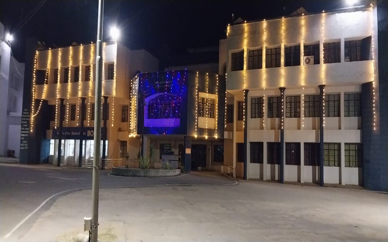 सिमडेगा : वृक्षारोपण व भवनों में झालर लगा कर जिले में हुई स्थापना दिवस की रस्म अदायगी, बना चर्चा का विषय