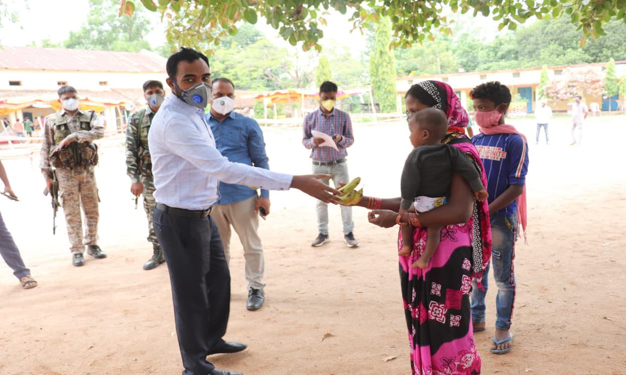 सिमडेगा में 'सरकार आपके द्वार' कार्यक्रम शुरु, DC ने निर्धारित समय में मामलों के निबटारा का दिया निर्देश