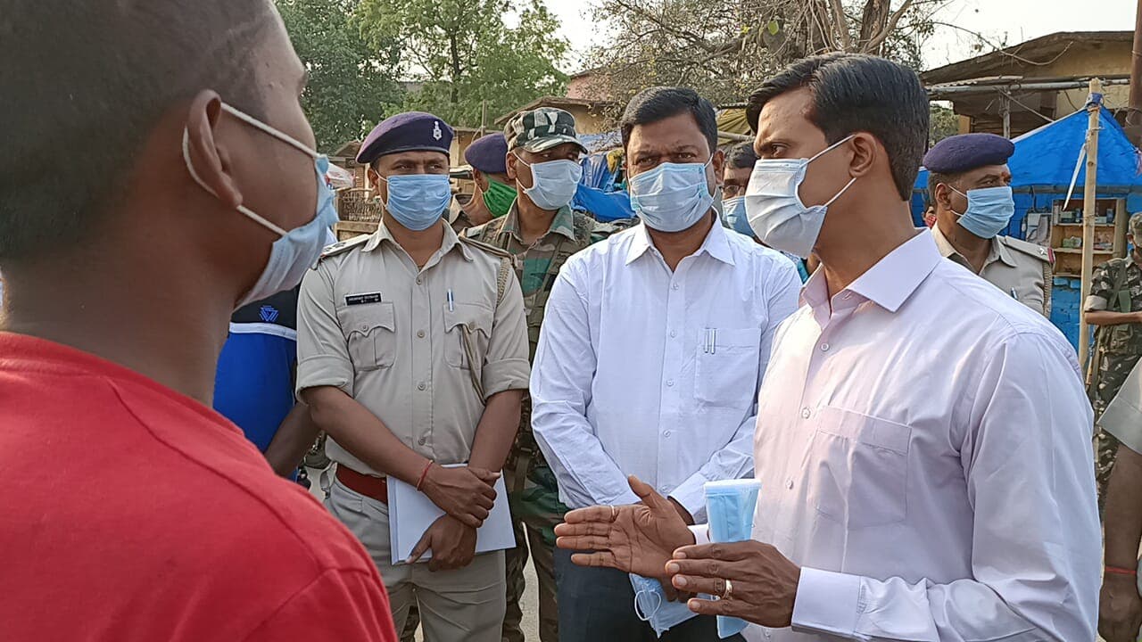Coronavirus Update News : कोराेना संक्रमण से लोगों को सजग करने को लेकर सड़क पर उतरे सिमडेगा डीसी, मास्क पहनने की अपील